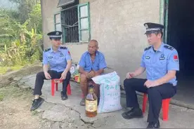 崇左边境民警“五一”送温暖 看望辖区孤寡老人图片