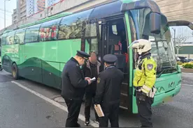 上海静安交警巧用无人机精准打击 长途客运车违规行为图片