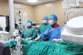 房颤专病专家在心脏里释放电脉冲，帮助老人远离最危险的“心动”图片
