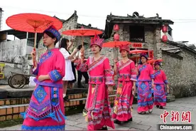 广西罗城：仫佬族婚礼引游客围观图片