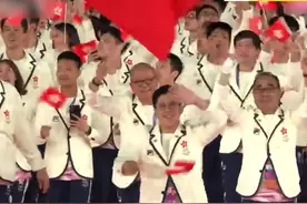 夫妻齐上阵！霍启刚团长、郭晶晶护旗手图片