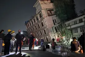 奋战7小时，中国救援队用应急灯点亮曼德勒的夜图片