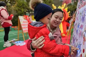 政能量 | 岛城幼儿园举行升旗仪式，开学礼传递童年正能量图片