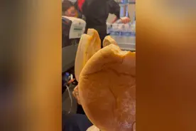 果然视频|高铁遇暴雪停运7小时，列车员发放食物图片