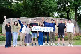包罗万“像” 外国网红打卡芜湖雕塑公园图片