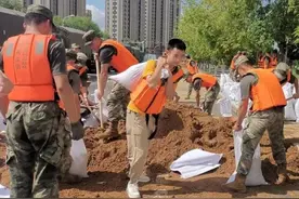 一对父子兵 两地同上阵图片