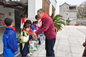 幸福的笑容真甜！这群留守儿童收到了冬日里的暖意图片