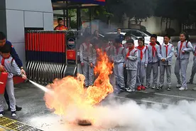 现场灭火 体验“小小消防员”！这堂消防安全教育课有意思图片