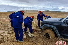 青海格尔木：一对夫妻自驾穿越无人区失联 消防紧急救援图片