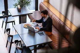 边工作边吃饭，胃酸从耳朵里冒出来？春夏临近，此病高发图片