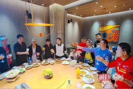 光谷马拉松“请”健儿吃武昌鱼图片