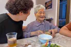 陪伴"老天使"!摄影师记录患阿尔兹海默症的外婆的生活点滴图片