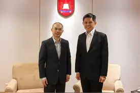 曹忠明大使会见新加坡教育部长陈振声图片