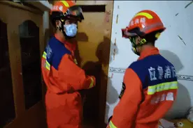 急坏家长！一岁幼儿被困卧室 消防破门救援图片