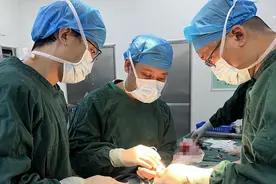 胜利油田中心医院多学科协作 为幼儿切除罕见肋骨肿瘤图片