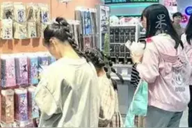 初高中生迷上买谷子，谷子店为一些内心孤独的孩子提供了逃避现实的空间图片