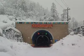 坍方积雪阻断独龙江公路，正全力抢通图片