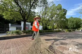 记者体验高温下的劳动者：环卫工人挥汗如雨忙保洁，一天能喝6斤水图片