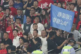 凤凰山赛季首败 蓉城女球迷泪洒球场｜图集图片