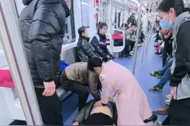 凡人微光丨粉衣小姐姐列车跪地急救 心跳骤停老人重新恢复呼吸图片