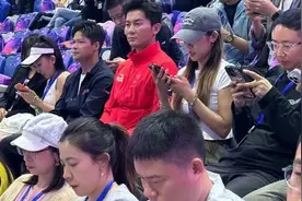 苏炳添李晨现身亚运会开幕式，为运动健儿加油苏炳添李晨现身亚运会开幕式 快手《冠军观赛团》带来线下观赛别样体验图片