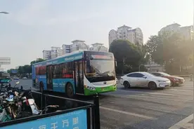 受寒潮低温雨雪天气影响，这几路公交车暂停运行图片