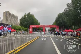 2024长春马拉松终点处：工作人员准备就绪 静候荣耀时刻图片