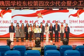 领巾飘扬心向党，玫瑰少年启新航图片