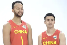 李凯尔微博晒出其身穿男篮1号战袍照片 并与赵继伟&崔永熙合影图片
