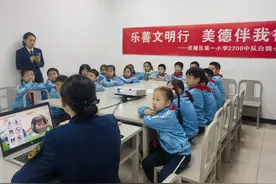 小学生走进地铁站，劝导乘客文明乘车图片