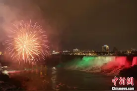 加拿大在烟花与极光中迈入2025年图片