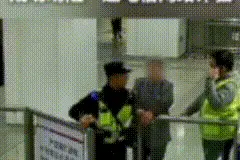 正和骗子通话中！被他听到了……图片