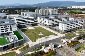 湖南蓝山：从一支粉笔到多媒体教学图片