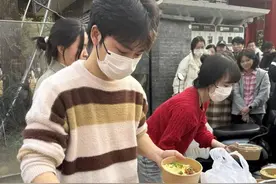 复旦研究生退学摆摊日入700元，还是别过度迷恋“摆摊神话”图片