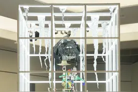 济南国际双年展作品点击：生活垃圾变艺术，展示时浑身叮当作响图片