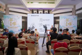 当兰花遇见读书，四月的兰圃能有多文艺？图片