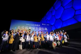 国家游泳中心第15次为“星星的孩子”点亮蓝灯图片