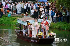 “十二花神”靓杭州 今天的西溪湿地：人与花娇，颜值爆表图片