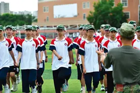 组图：新生开学季，从军训出发 挥洒汗水  淬火青春图片