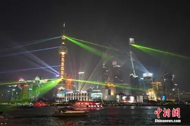 上海浦江灯光秀庆祝浦东开发开放35周年图片