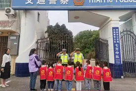 萌娃进警营送月饼，警察叔叔被甜到了！图片