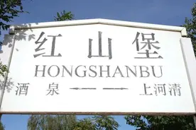 走！买张车票去瞅瞅这些“五颜六色”的火车站图片