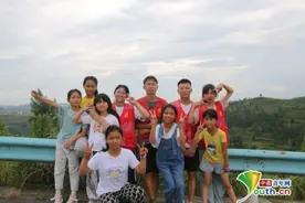 中国人的故事｜00后大学生返乡支教：“我走进大山，是想让你们走出大山”图片