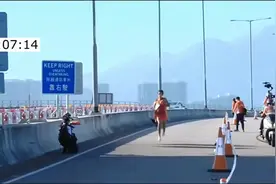 这…谢冬生马拉松夺冠冲线时冲线带被收起，中国香港田径总会致歉图片
