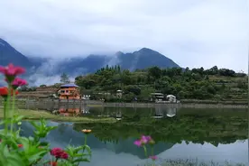 探索甘孜泸定：从铁索桥到生态天堂的文旅之旅图片