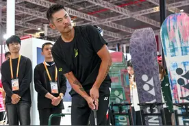 进博直击｜林丹现身进博会：除了打羽毛球还秀起了高尔夫图片