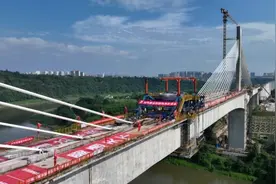跨度创国内之最！四川泸州沱江铁路特大桥合龙图片