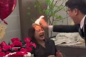 男子表演“火把变玫瑰”翻车，店员：顾客头发被点燃，有安全隐患图片
