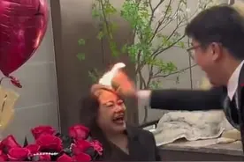 男子表演“火把变玫瑰”翻车，店员：顾客头发被点燃，有安全隐患图片