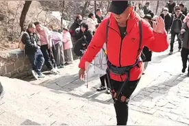 穿外骨骼机器人登顶泰山，已有上百人使用，开发方回应售价图片